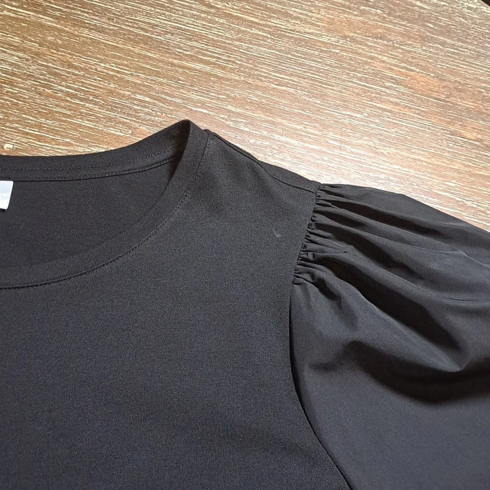Chico’s Women’s Top Black Knit Silky 3/4 Puffed Sleeve Elastic Crew Neck Size XL